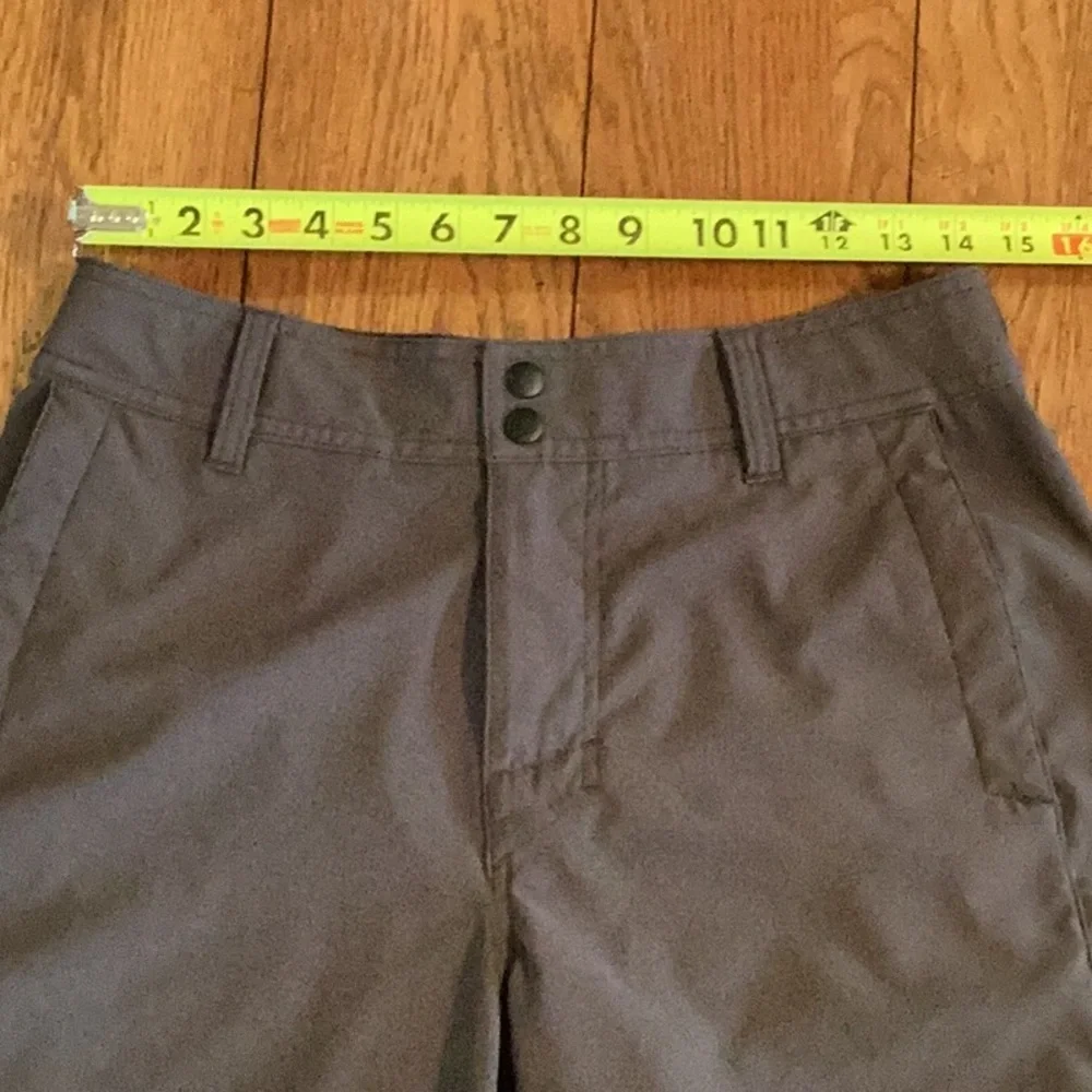 Under Armour heatgear, loose fit Men's Gray Shorts. Size 30